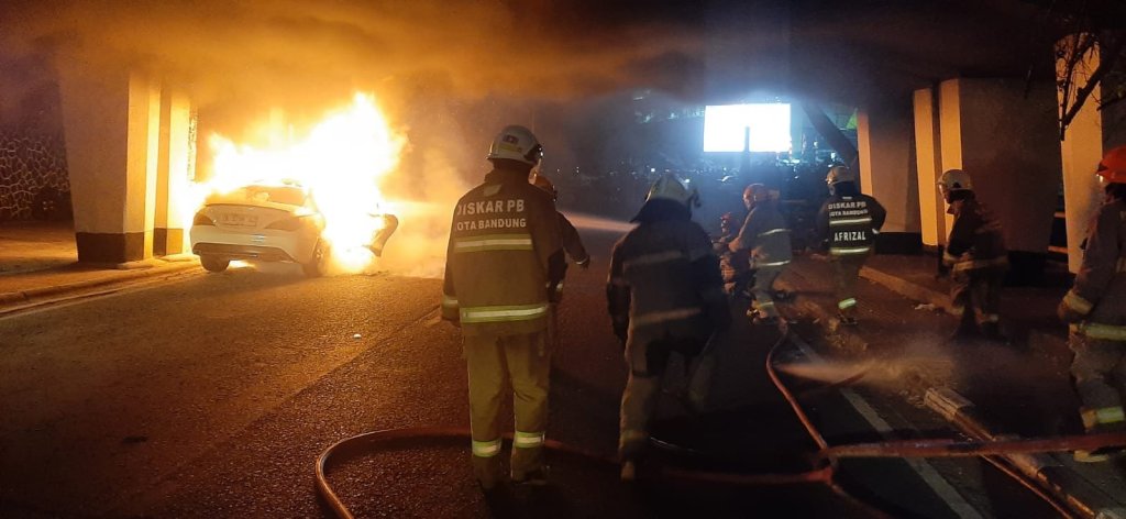 Mobil Sedan Hangus Terbakar di Viaduct&nbsp;Bandung