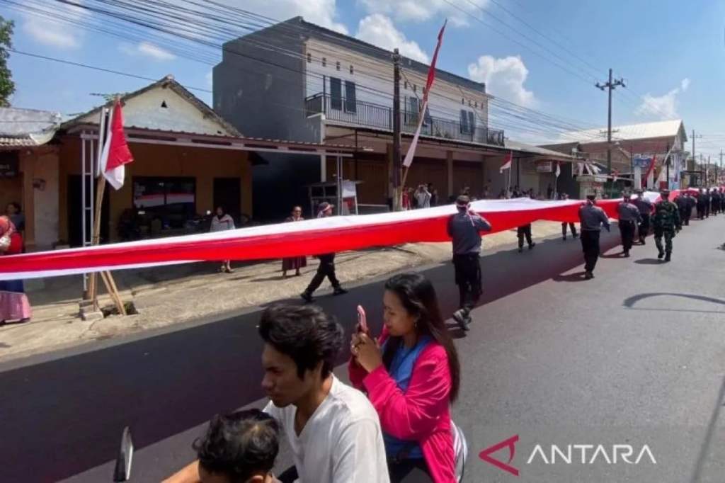 HUT RI, Puluhan Petugas Linmas di Malang Arak Bendera Merah Putih Raksasa 79&nbsp;Meter